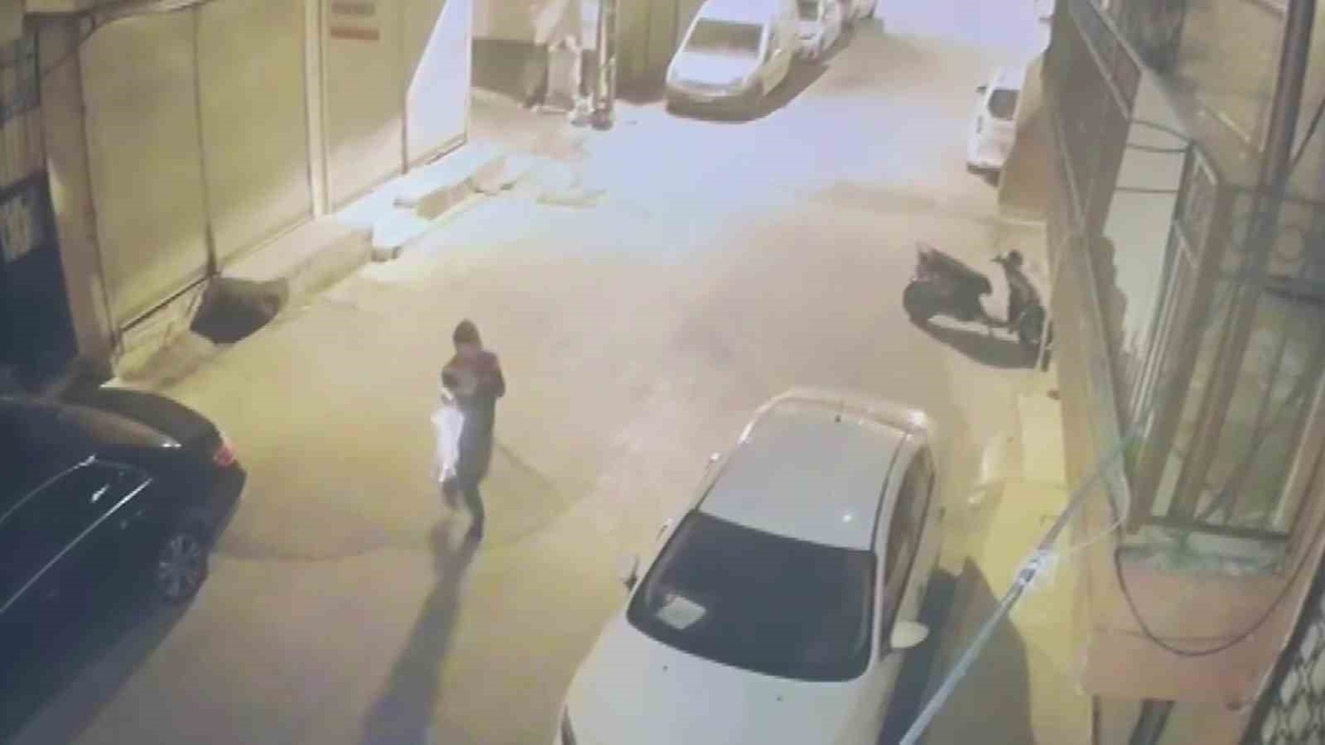 Adana Seyhan'da iki araca saldıran 2 şüpheli 45 saatlik kamera görüntüsüyle yakalandı