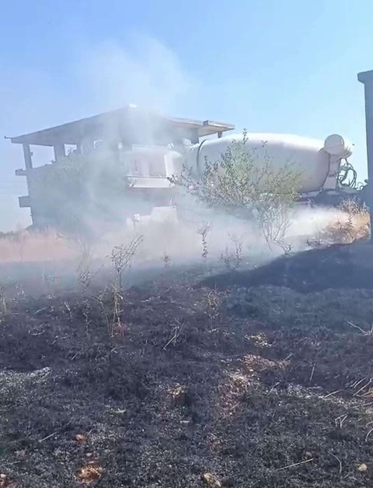 Adıyaman Çemberlitaş'ta kopan elektrik teli otluk alanda yangına yol açtı