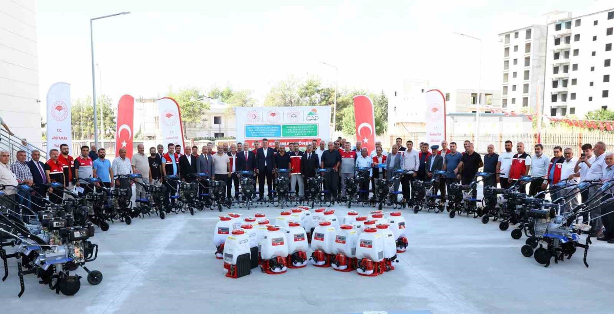 Adıyaman'da çiftçilere 229 çapa makinesi, 142 budama makası ve 142 sırt pompası dağıtıldı