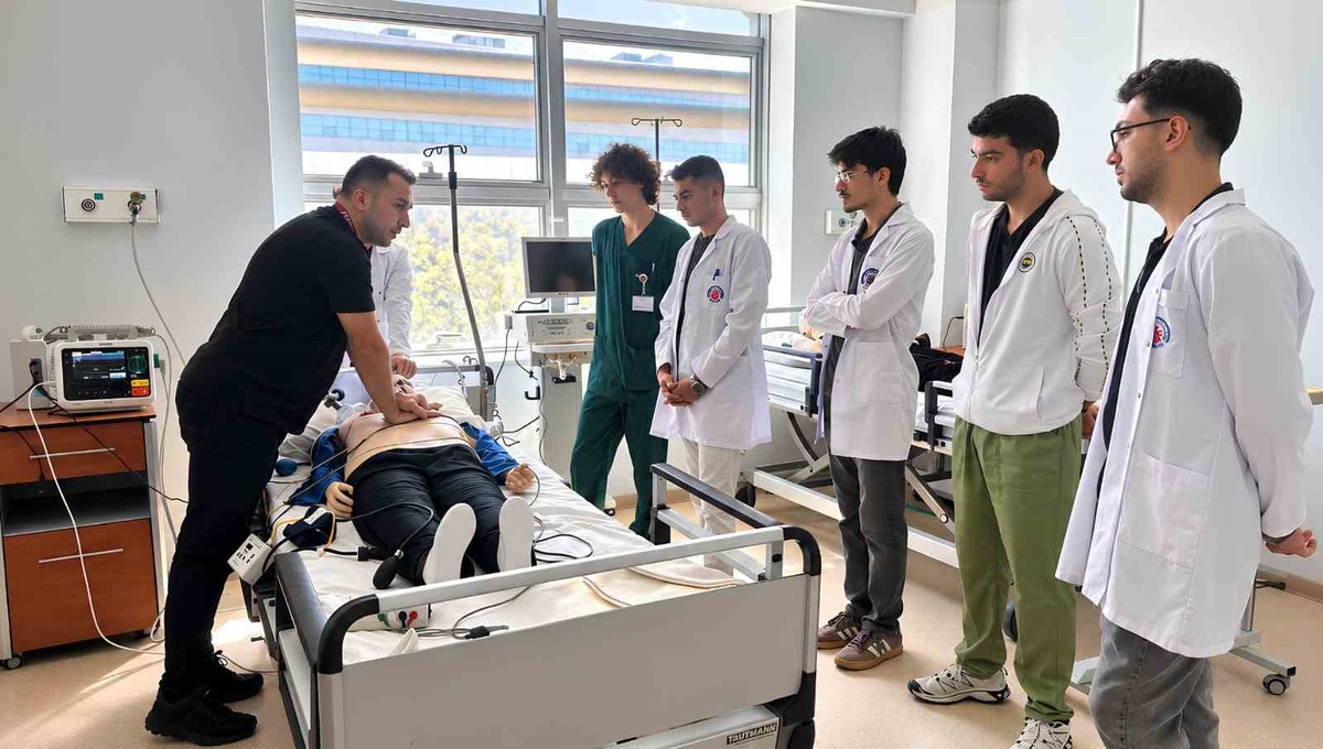 ADÜ Tıp Fakültesi öğrencileri, simülasyon laboratuvarında acil müdahale eğitimi aldı
