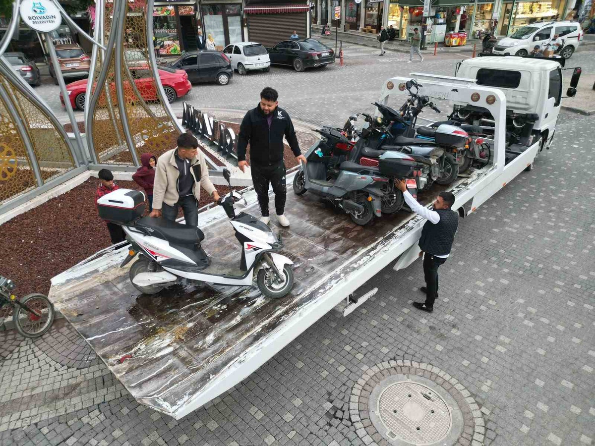 Afyonkarahisar Bolvadin'de 41 motosiklet denetlendi, 36'sı plakasız çıktı