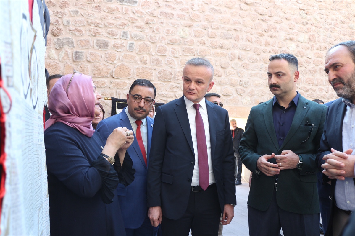 Ağrı Doğubayazıt'ta Dualı Sultan Gömlekleri Sergisi açıldı, 25 eser ilgi gördü