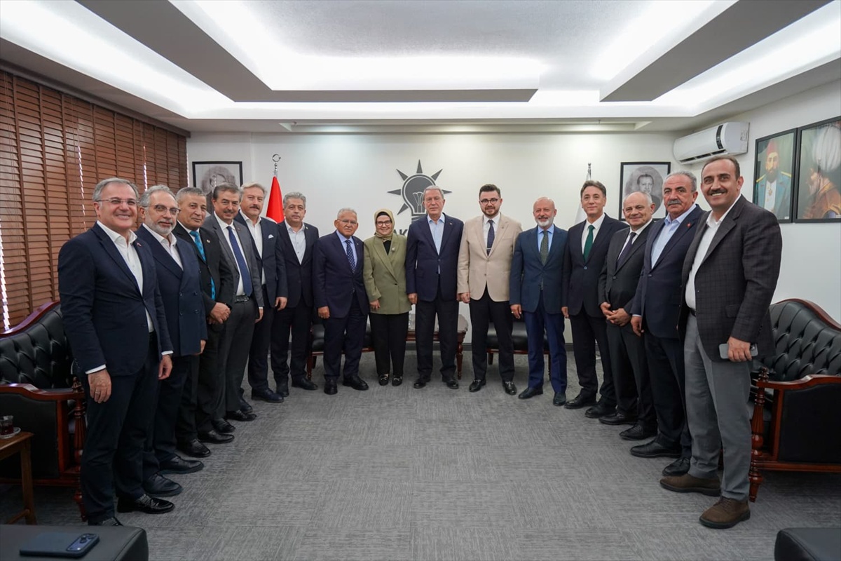 AK Parti Kayseri’de milletvekilleri ve belediye başkanları istişarede buluştu