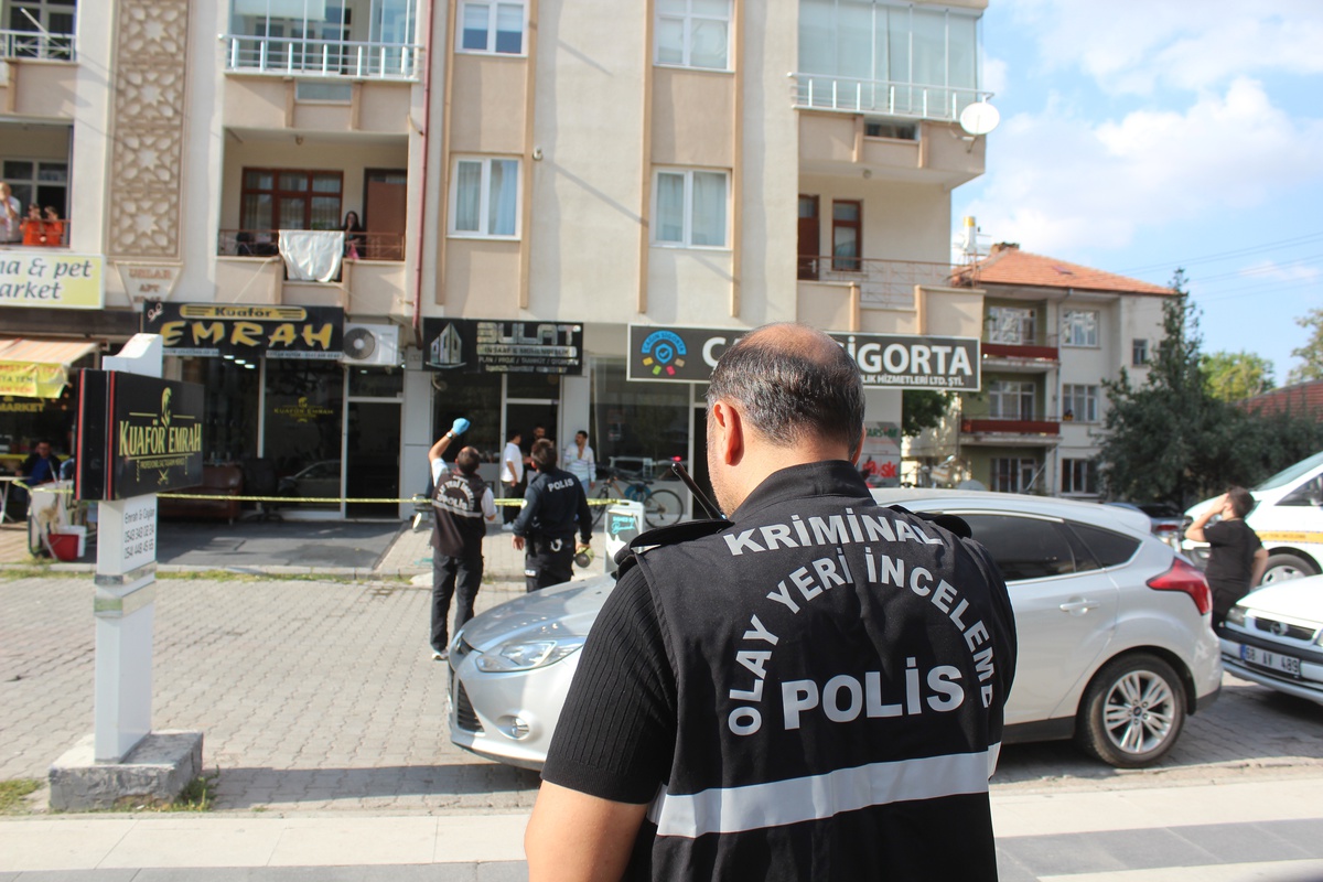 Aksaray'da balkonda çay içerken 5'inci kattan düşen Erol Baysal ağır yaralandı