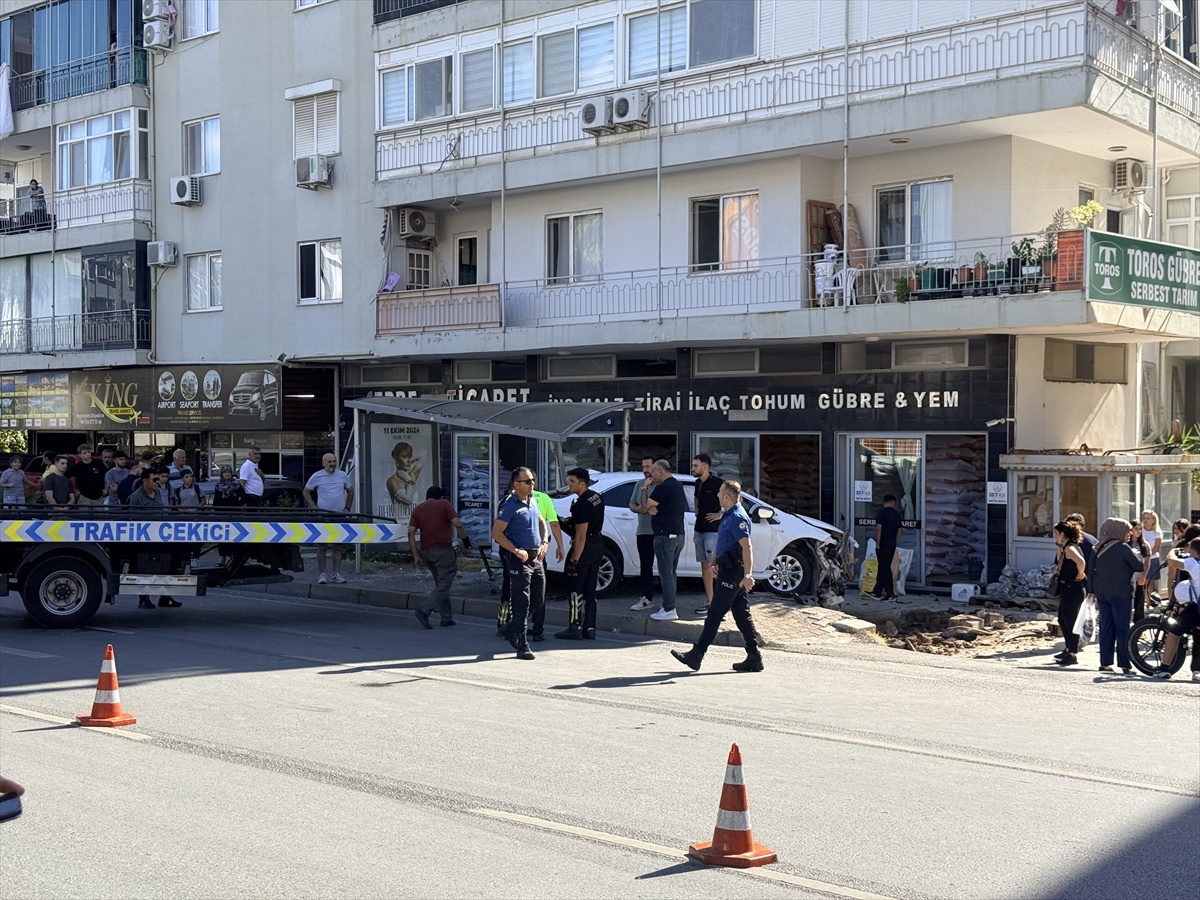 Alanya'da otomobil yayaya ve otobüs durağındakilere çarptı, 3 kişi yaralandı
