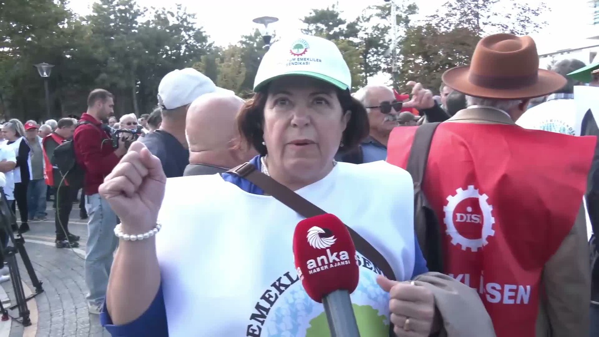 Ankara'da emekli polis, AYM önündeki eylem öncesi intihar girişiminde bulundu