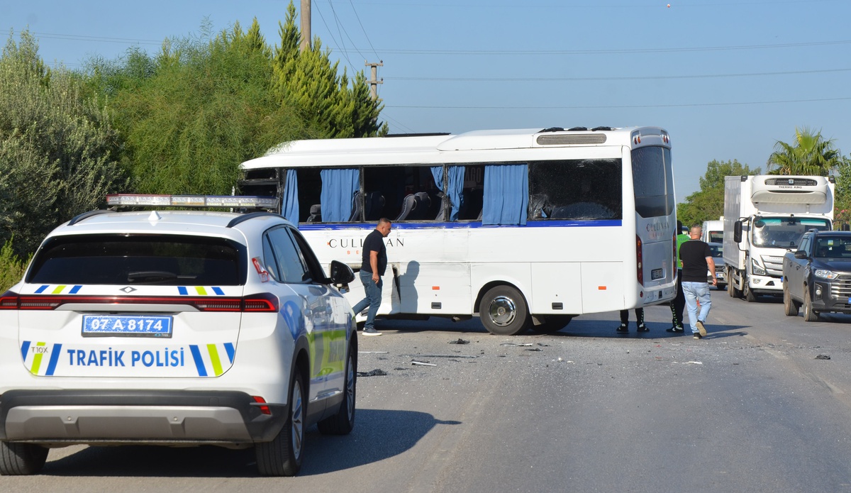 Antalya Serik'te servis midibüsü tur otobüsüne çarptı, 1'i ağır 6 kişi yaralandı