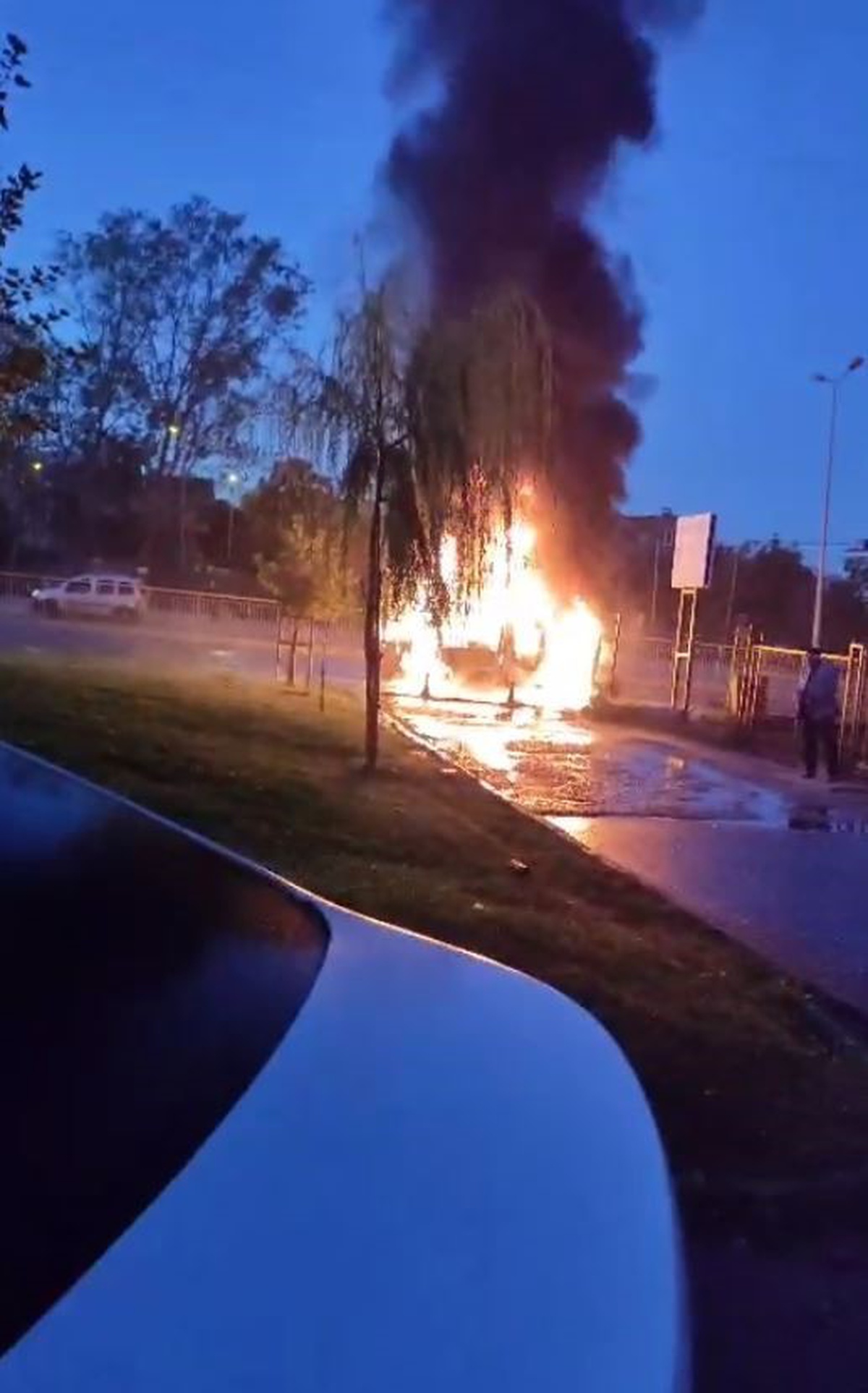 Arnavutköy'de kamyonetin kasasında çıkan yangın aracı sarıp maddi hasara yol açtı