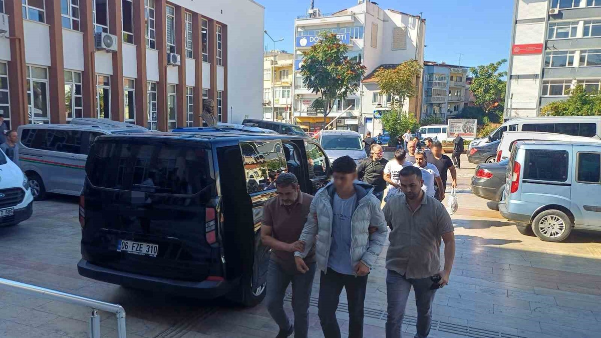 Aydın'da lise önünde pompalı tüfekle gezen 2 şüpheli ve 1 bağlantılı adliyeye sevk edildi