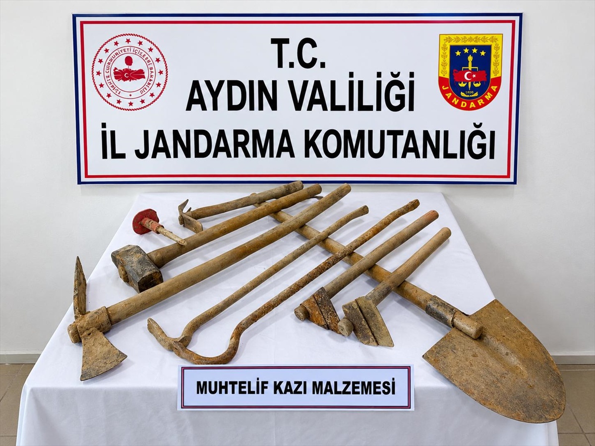 Aydın Nazilli'de jandarma serada kaçak kazı yapan 6 kişiyi suçüstü yakaladı