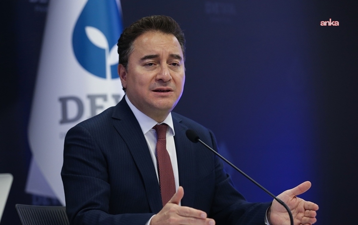 Babacan, AYM önünde intihar eden emekli polis için 'sadaka değil' dedi