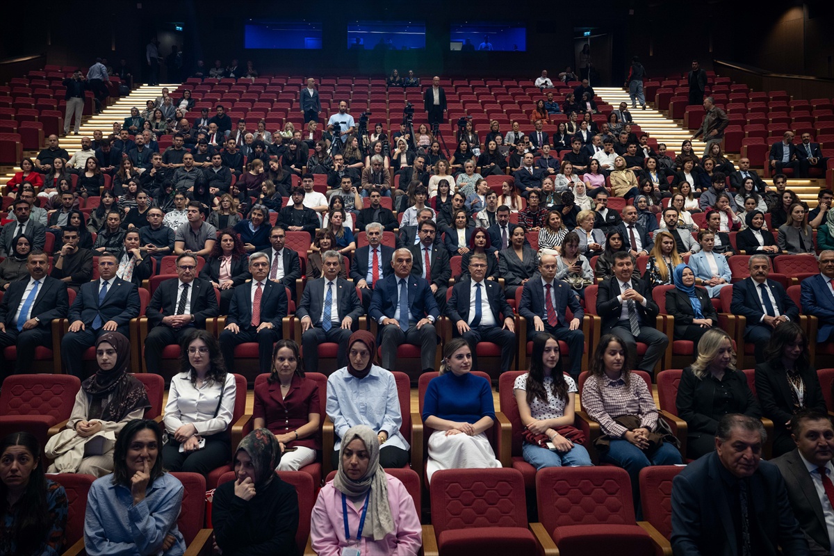 Bakan Ersoy, '94. Dil Bayramı'nda Türk Diline Hizmet Ödülleri Töreni'nde konuştu: