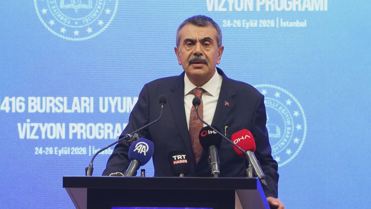Bakan Tekin, 1416 bursiyerlerinin yurt dışında Türkiye'yi temsil ettiğini söyledi