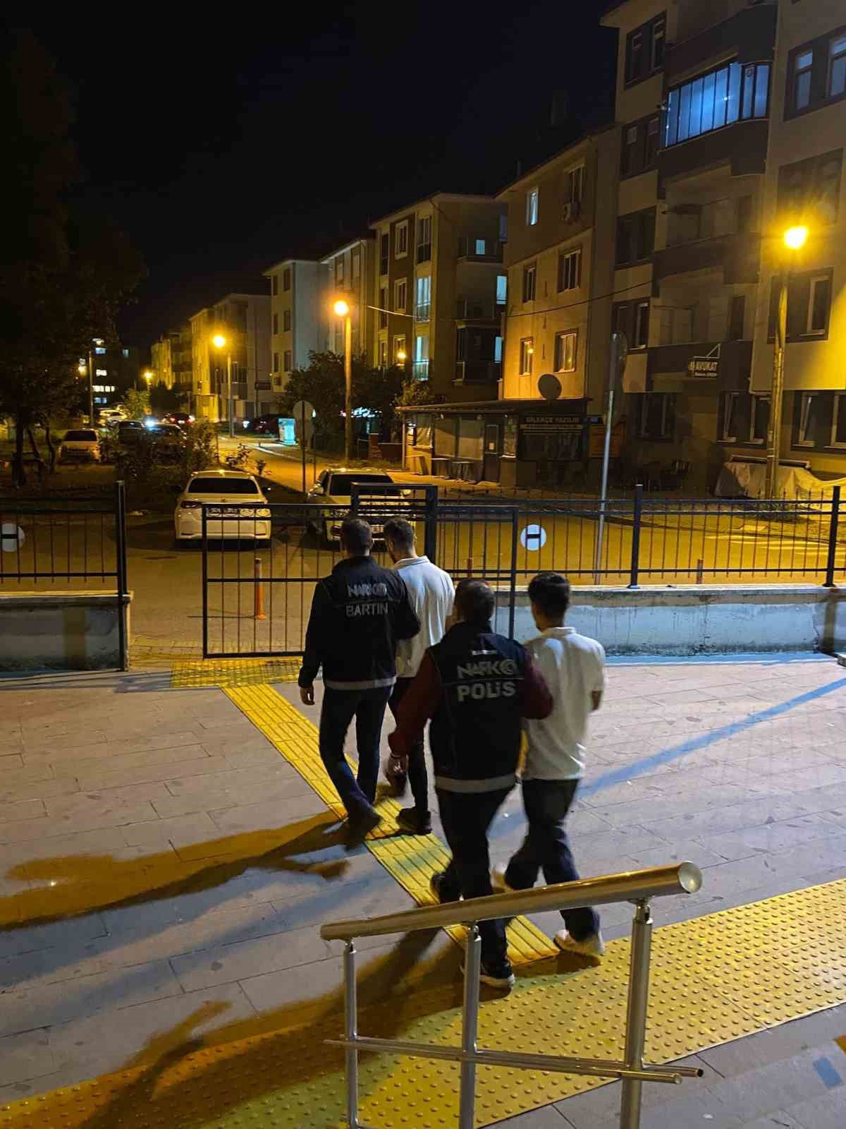 Bartın'da 8 adrese uyuşturucu baskınında 8 şüpheli gözaltına alındı, 2'si tutuklandı