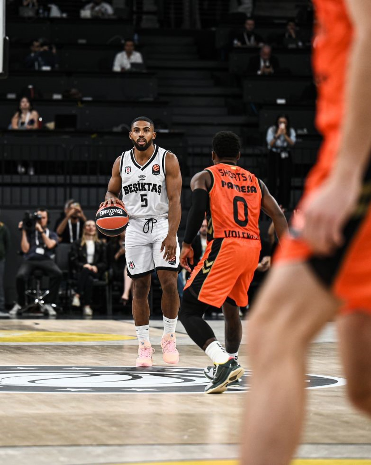 Beşiktaş, Euroleague'in ilk haftasında Valencia Basket'e sahasında 96-94 yenildi