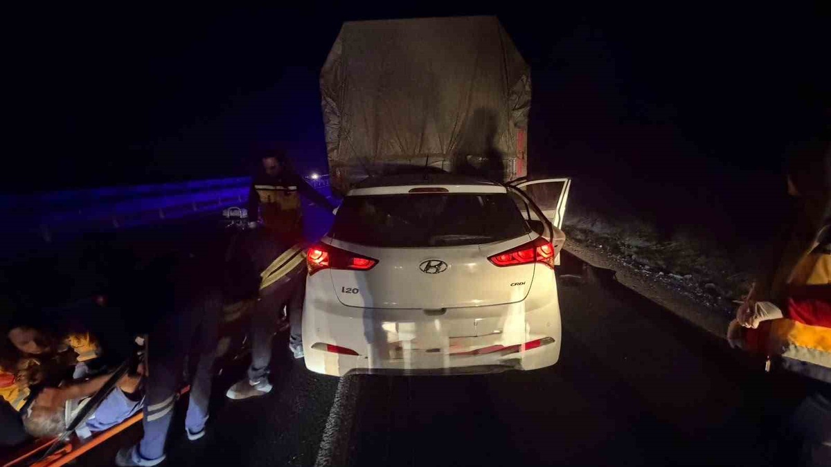Bilecik Bozüyük'te kamyona arkadan çarpan otomobilde 1 kişi öldü, 2 kişi yaralandı