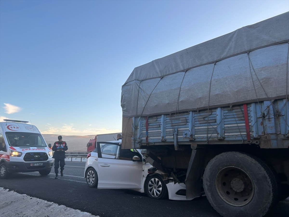 Bilecik Bozüyük'te otomobil kamyona arkadan çarptı, 1 kişi öldü, 2 kişi yaralandı