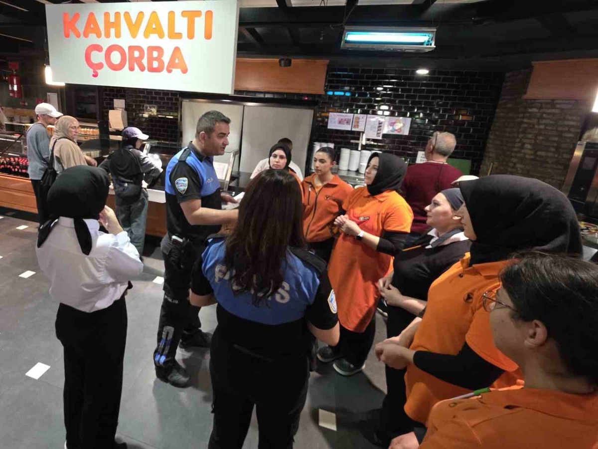 Bilecik Bozüyük'te polis, 4 iş yerinde 36 vatandaşa dolandırıcılık uyarısı yaptı