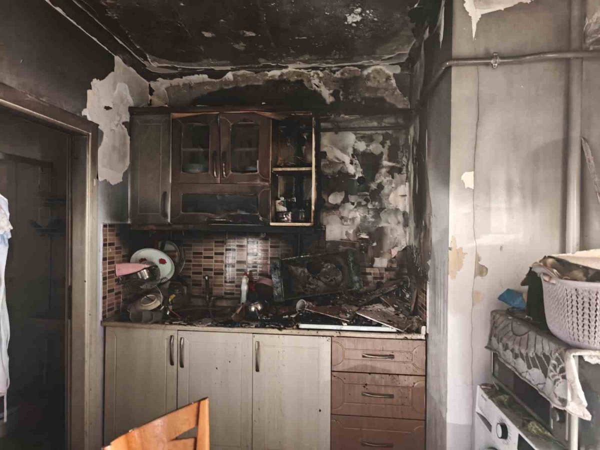 Bilecik'te 5 katlı apartmanın 4. katında aspiratör yangını çıktı, mutfak hasar gördü