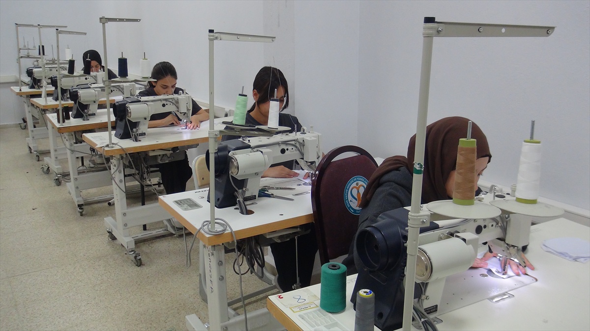 Bitlis Tatvan'da meslek lisesi öğrencileri öğretmenlere 40 önlük teslim etti