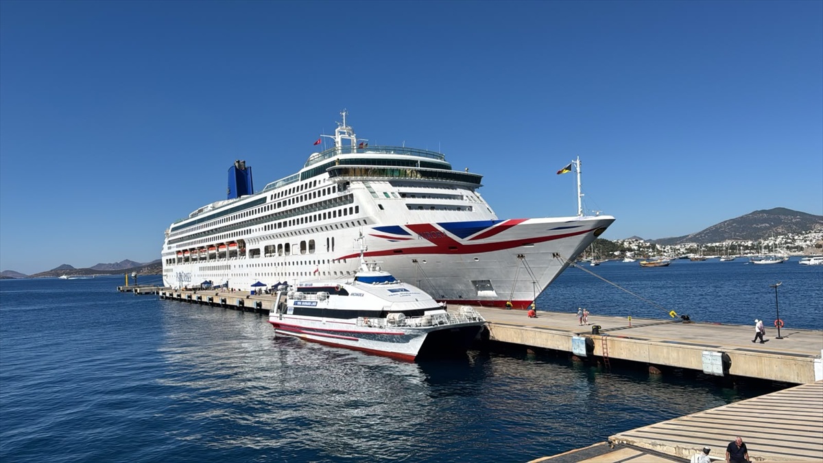 Bodrum'a ilk kez gelen Bermuda bayraklı Aurora kruvaziyeri 1814 turist getirdi