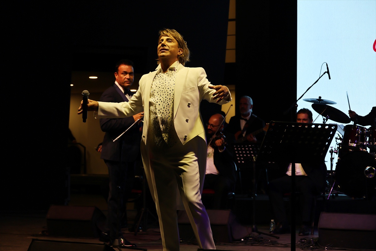 Bodrum Kalesi'nde Zeki Müren için düzenlenen 30. yıl konserine yoğun ilgi gösterildi
