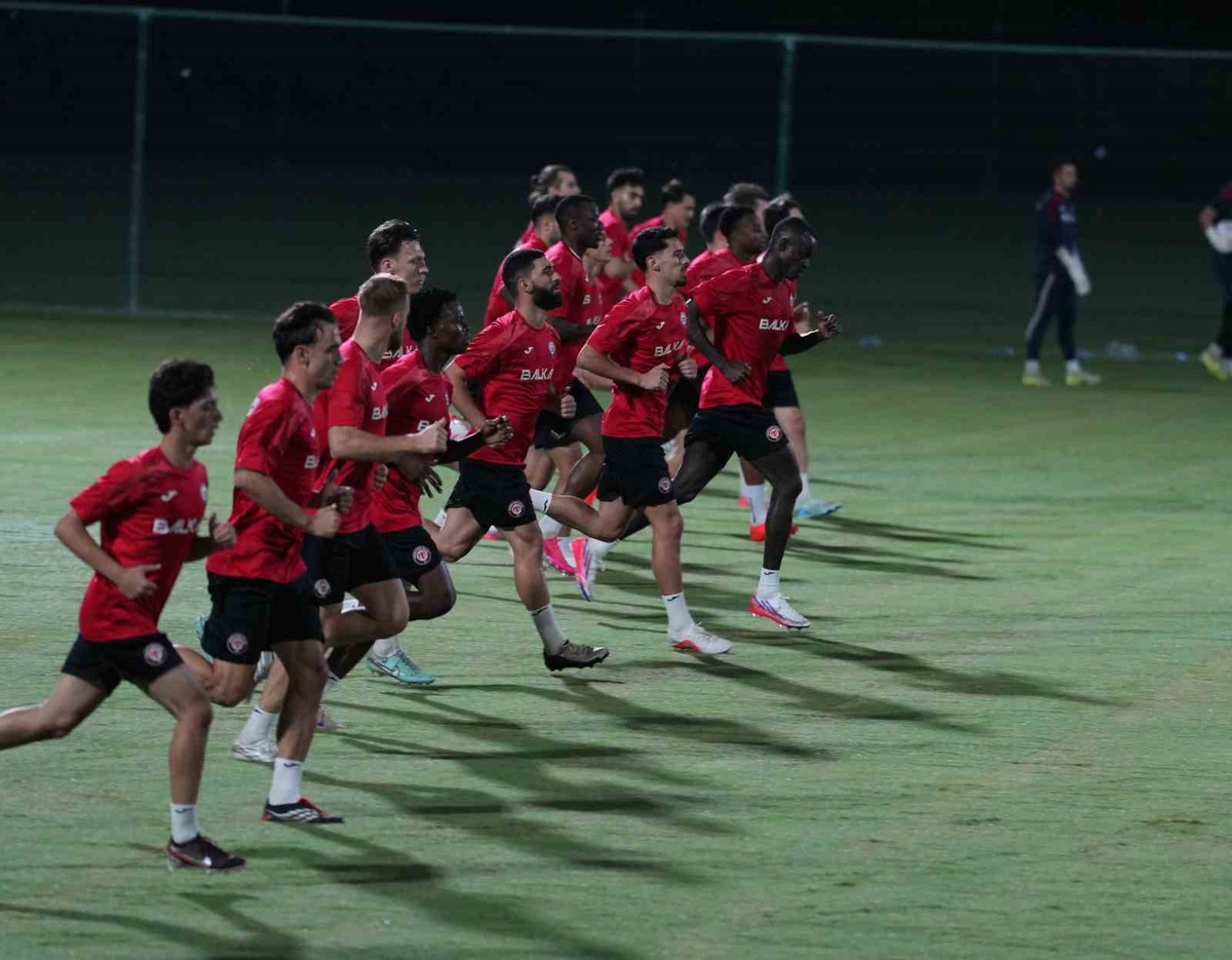 Burak Yılmaz, Çorum FK'nın Antalya kampında ilk antrenmanına çıktı
