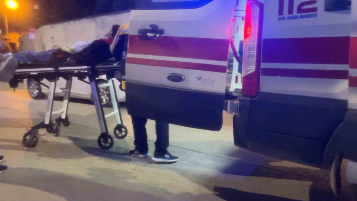 Bursa Mudanya'da kontrolden çıkan motosiklet otomobile çarptı, 2 kişi yaralandı