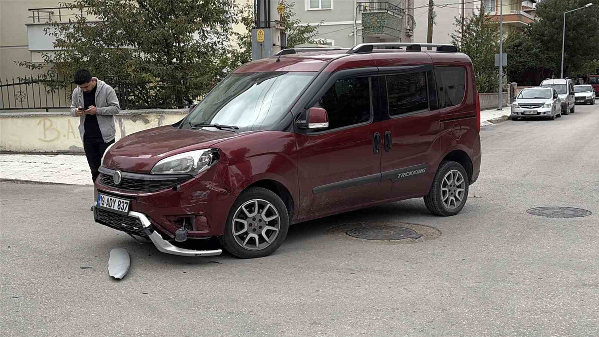 Çorum'da hafif ticari araç elektrikli motosikletle çarpıştı, biri çocuk 2 kişi yaralandı
