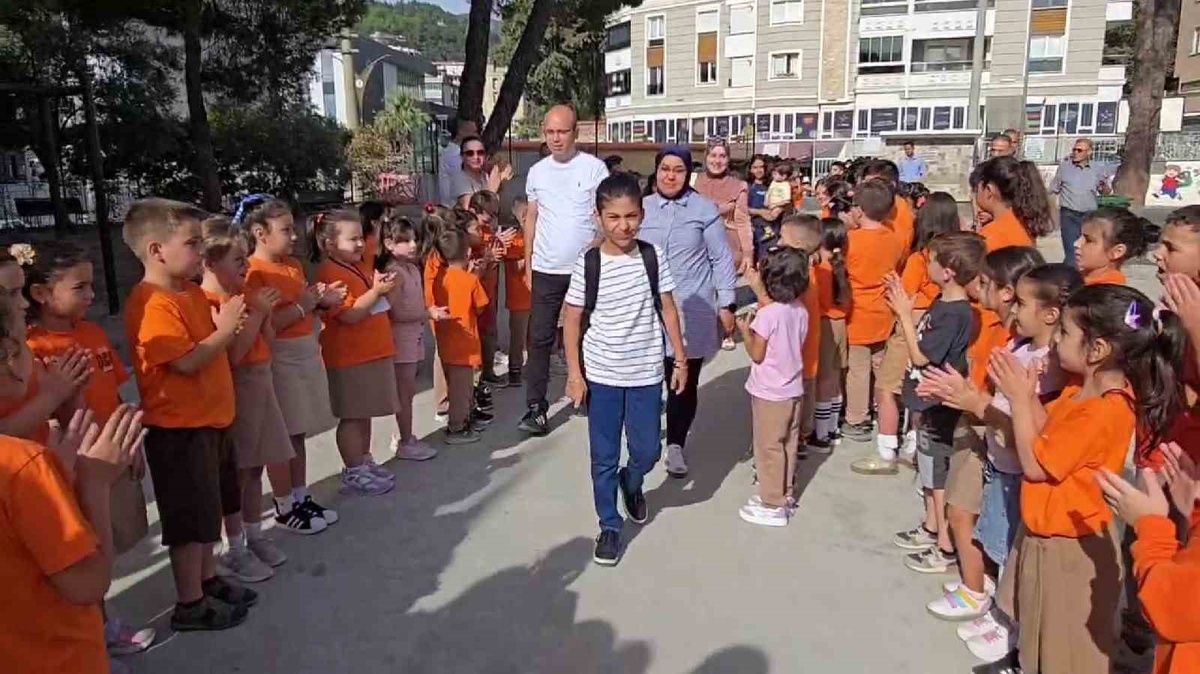 Denizli Buldan'da lösemi tedavisini bitiren Talha, okuluna dönünce alkışlandı.