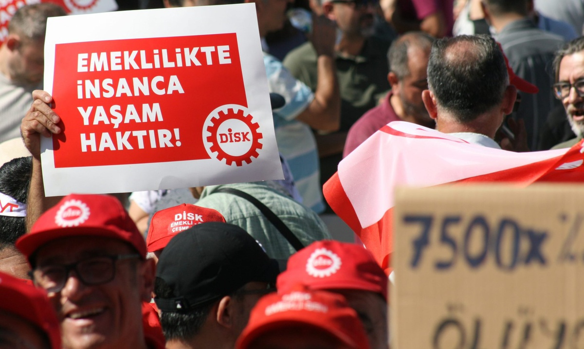 DİSK, AYM önünde yaşamını yitiren emekli polis için emekli aylığı artışı istedi