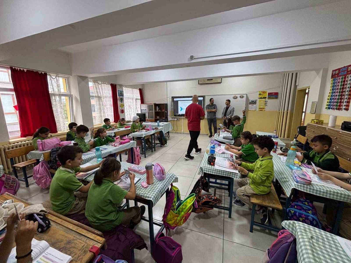 Düzce Cumayeri'de Kış Spor Okulları kapsamında ilkokullarda branş tanıtımı yapıldı