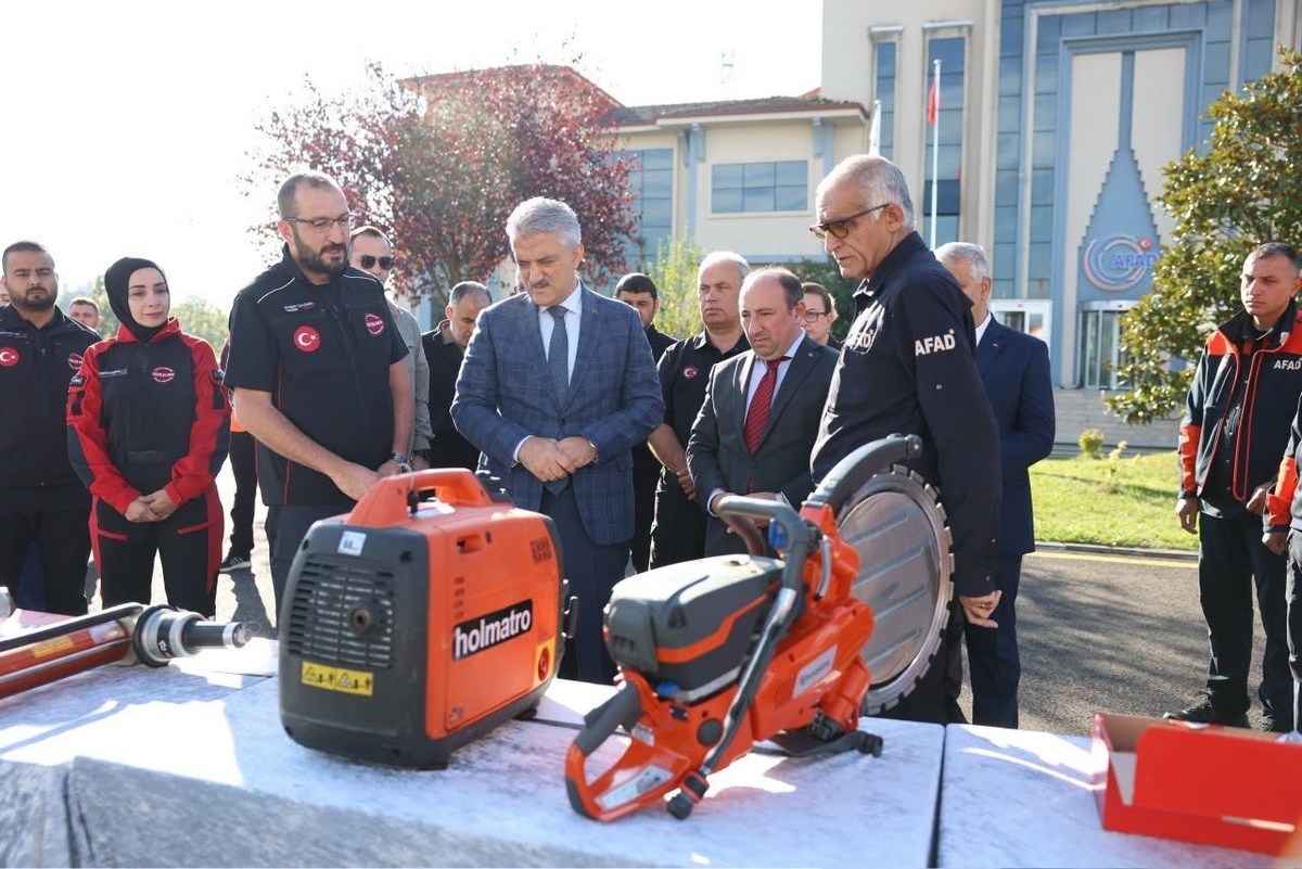 Düzce Valisi Makas, Kızılelma Derneğine malzeme desteği törenine katıldı