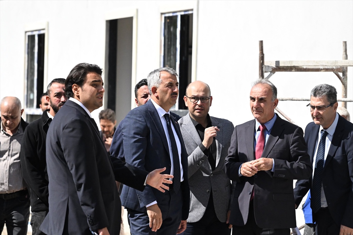 Edirne Valisi Yunus Sezer, Yıldırım Mahalle Evi inşaatında inceleme yaptı