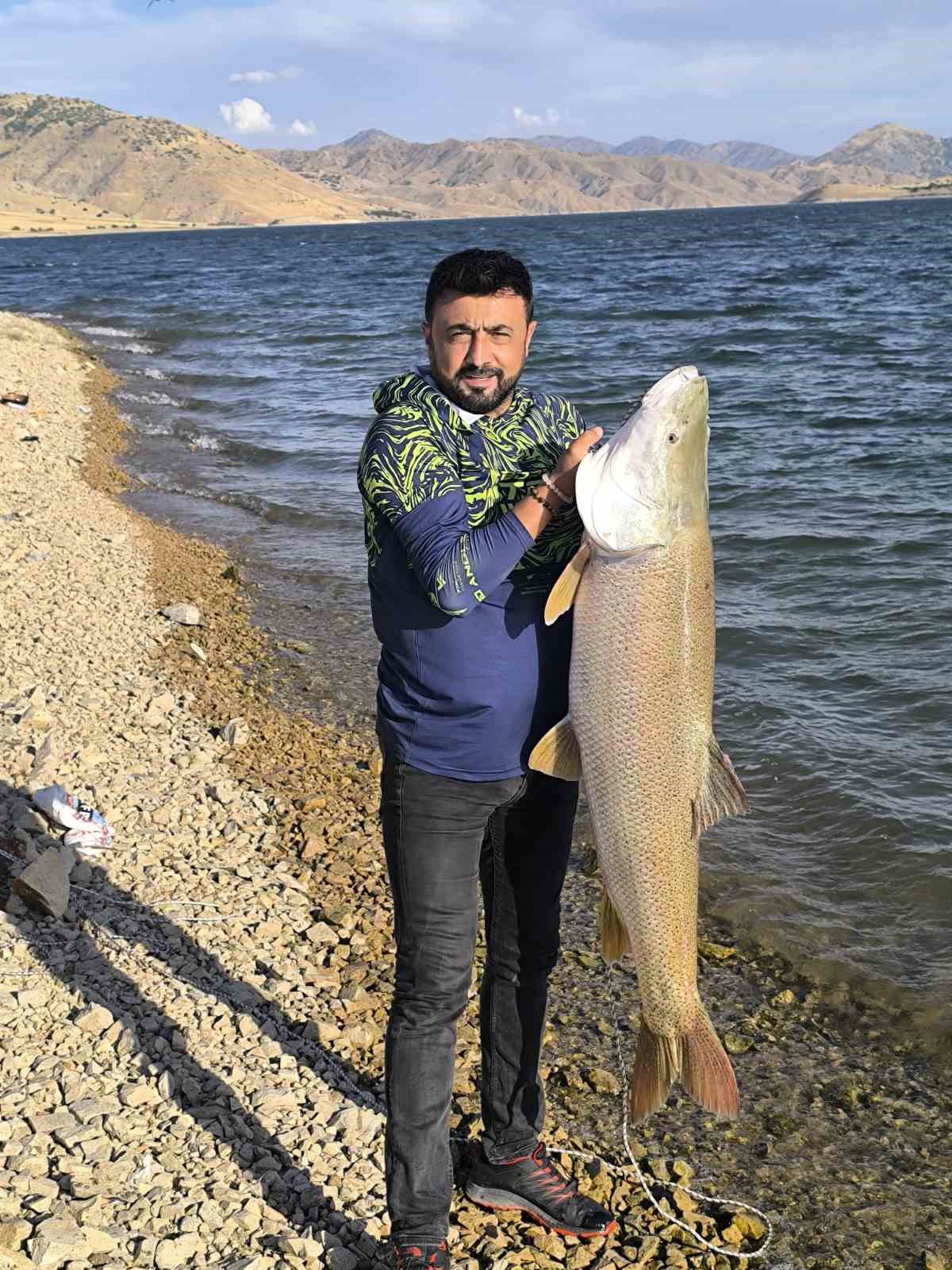 Elazığ'da Keban Baraj Gölü'nde balıkçı yaklaşık 30 kiloluk turnayı kıyıya çekti