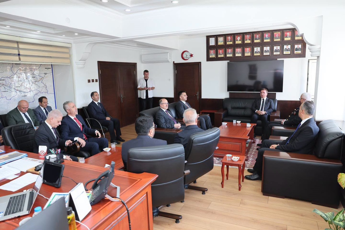 Erzincan Valisi Aydoğdu, Jandarma Komutanı Altundarak'a taziye ziyaretinde bulundu.