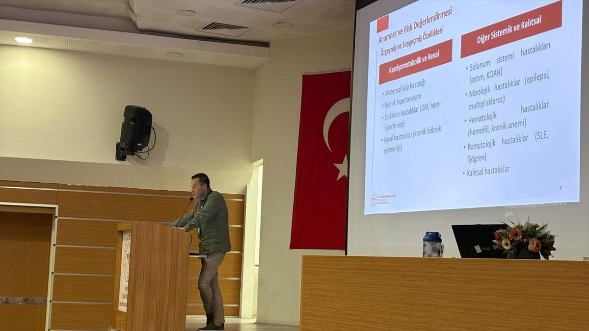 Eskişehir'de 90 aile sağlığı çalışanı için gebe ve kadın sağlığı eğitimi başladı