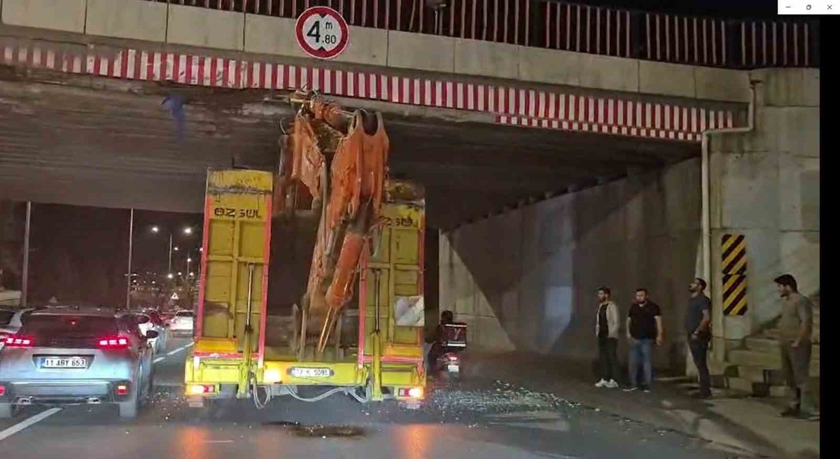 Eskişehir'de iş makinesi taşıyan tır üst geçide sıkıştı, trafik bir süre aksadı