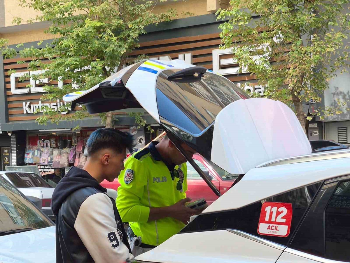 Eskişehir'de otomobil sürücüsüne yumruk atan motosikletliye 180 bin TL ceza yazıldı