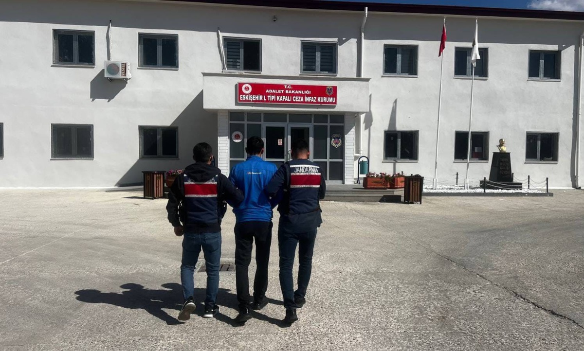 Eskişehir'de silahla yağma suçundan aranan şahıs 47 yıl 1 ay 10 gün hapisle yakalandı