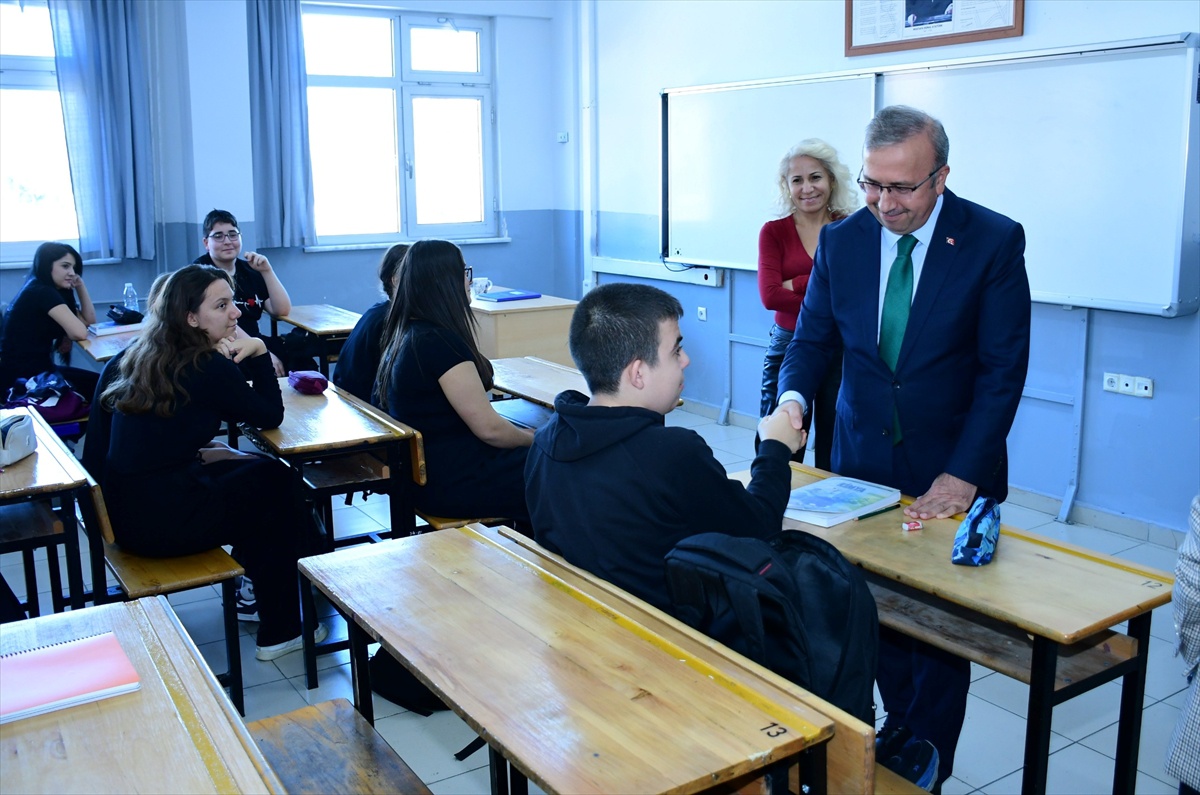 Eskişehir İl Milli Eğitim Müdürü Aydın, meslek lisesinde öğrencilerle sohbet etti