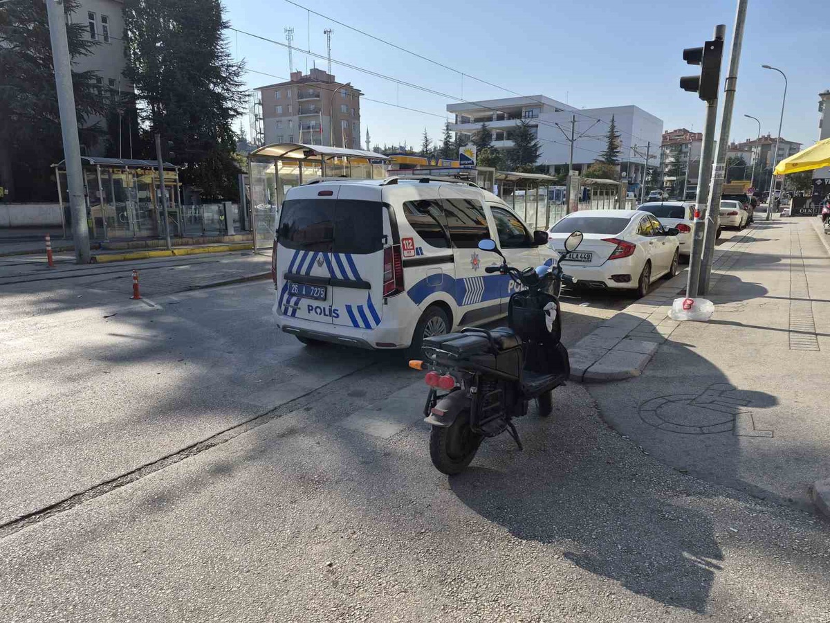 Eskişehir Odunpazarı'nda otomobil, elektrikli bisiklet sürücüsünü yaralayıp kaçtı