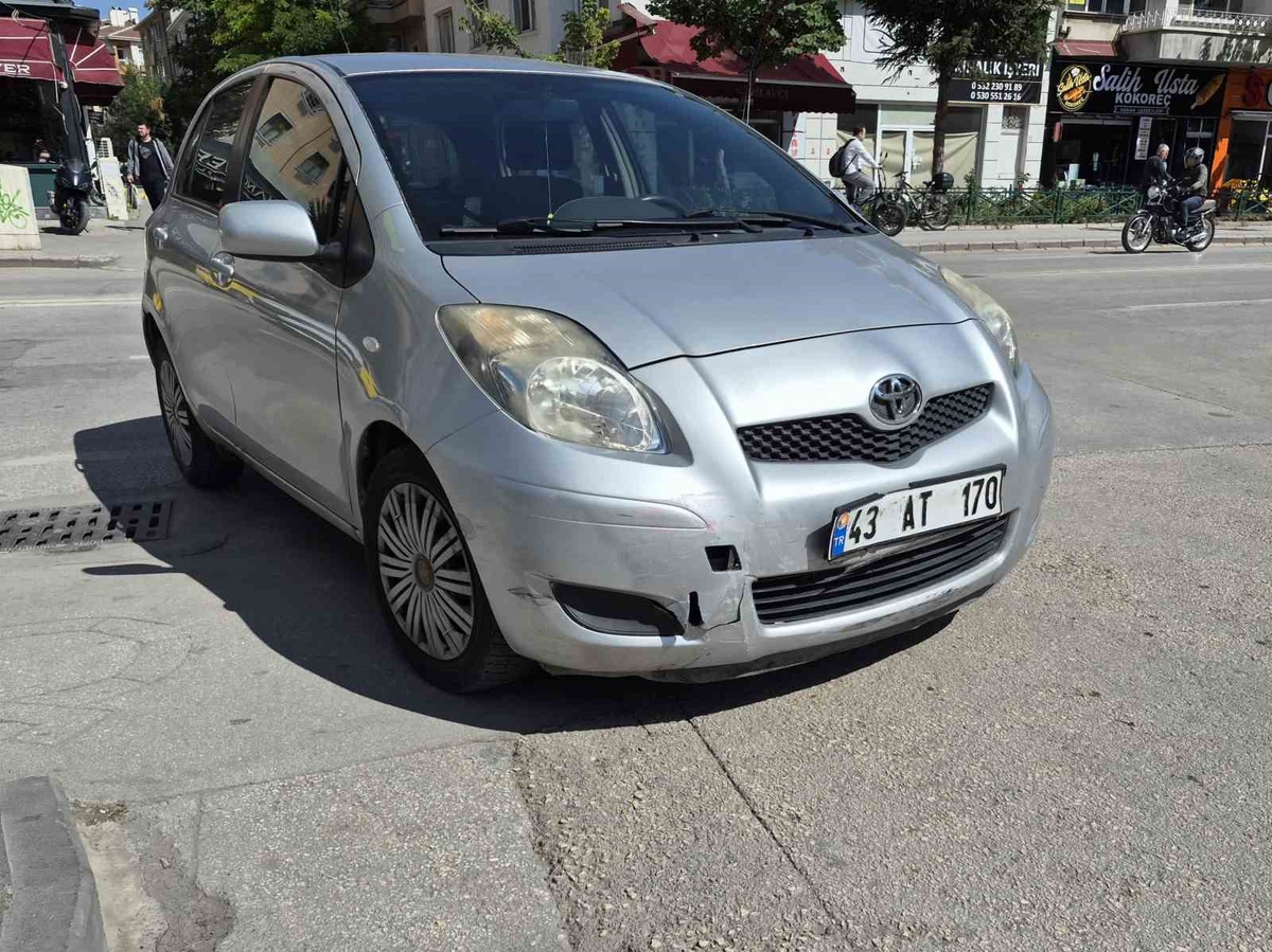 Eskişehir Tepebaşı'nda motosiklet sürücüsü otomobille çarpışıp yaralandı