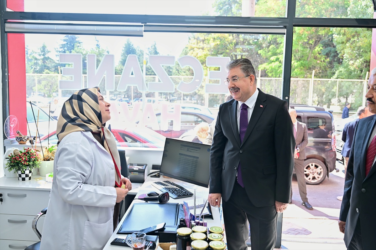 Eskişehir Valisi Yılmaz, Dünya Eczacılar Günü'nde pazar esnafı ve eczacılarla buluştu
