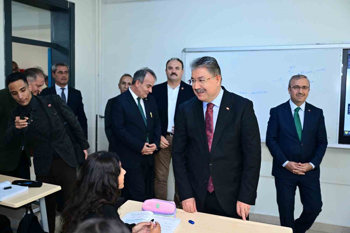 Eskişehir Valisi Yılmaz, H. Ahmet Kanatlı Anadolu Lisesi'nde öğrencilerle buluştu
