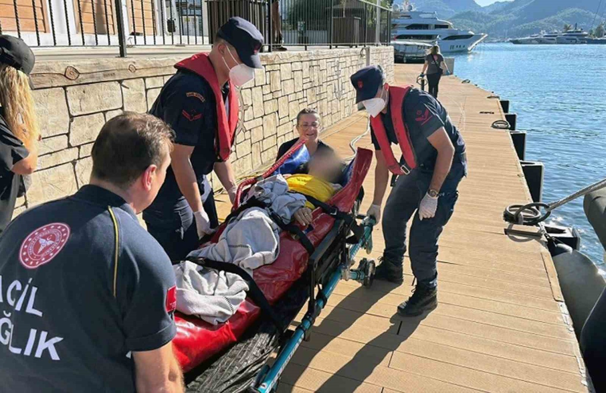 Fethiye açıklarında rahatsızlanan 2 vatandaş Sahil Güvenlik tarafından tahliye edildi