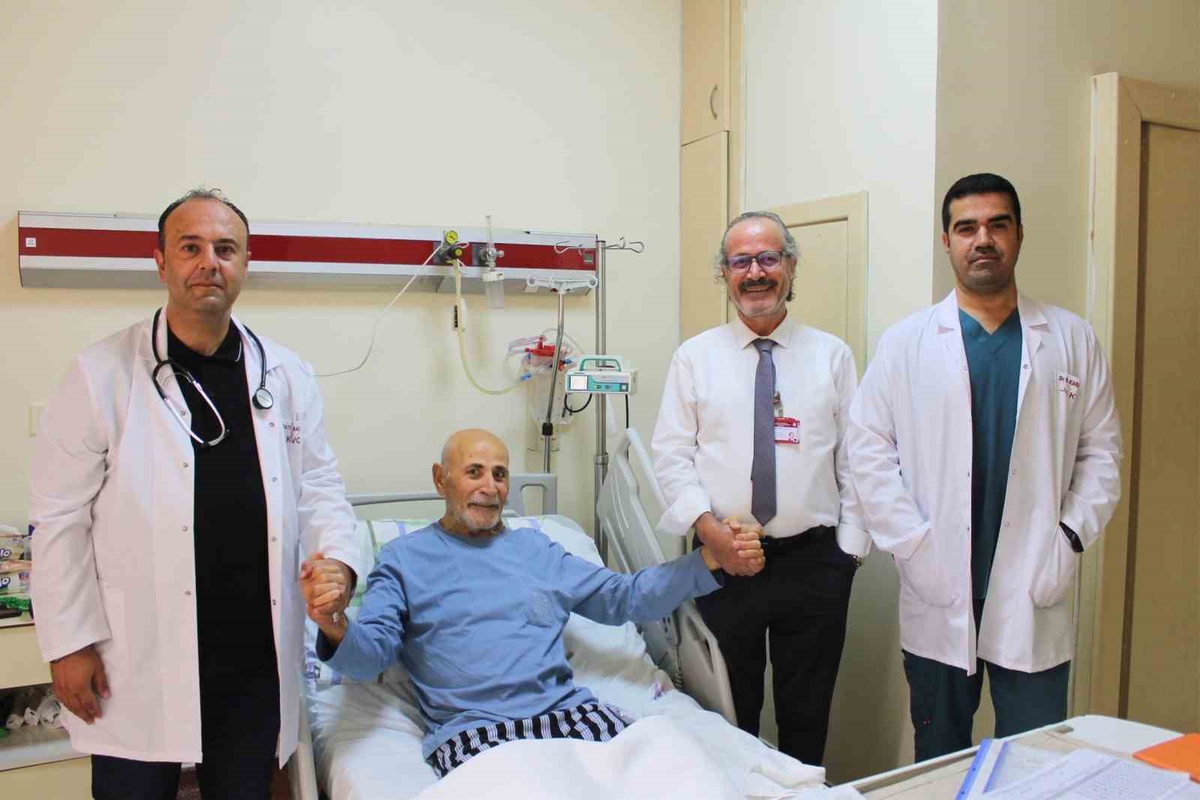 GAÜN Hastanesi 83 yaşındaki hastanın 10 santimetrelik damar genişlemesini tedavi etti