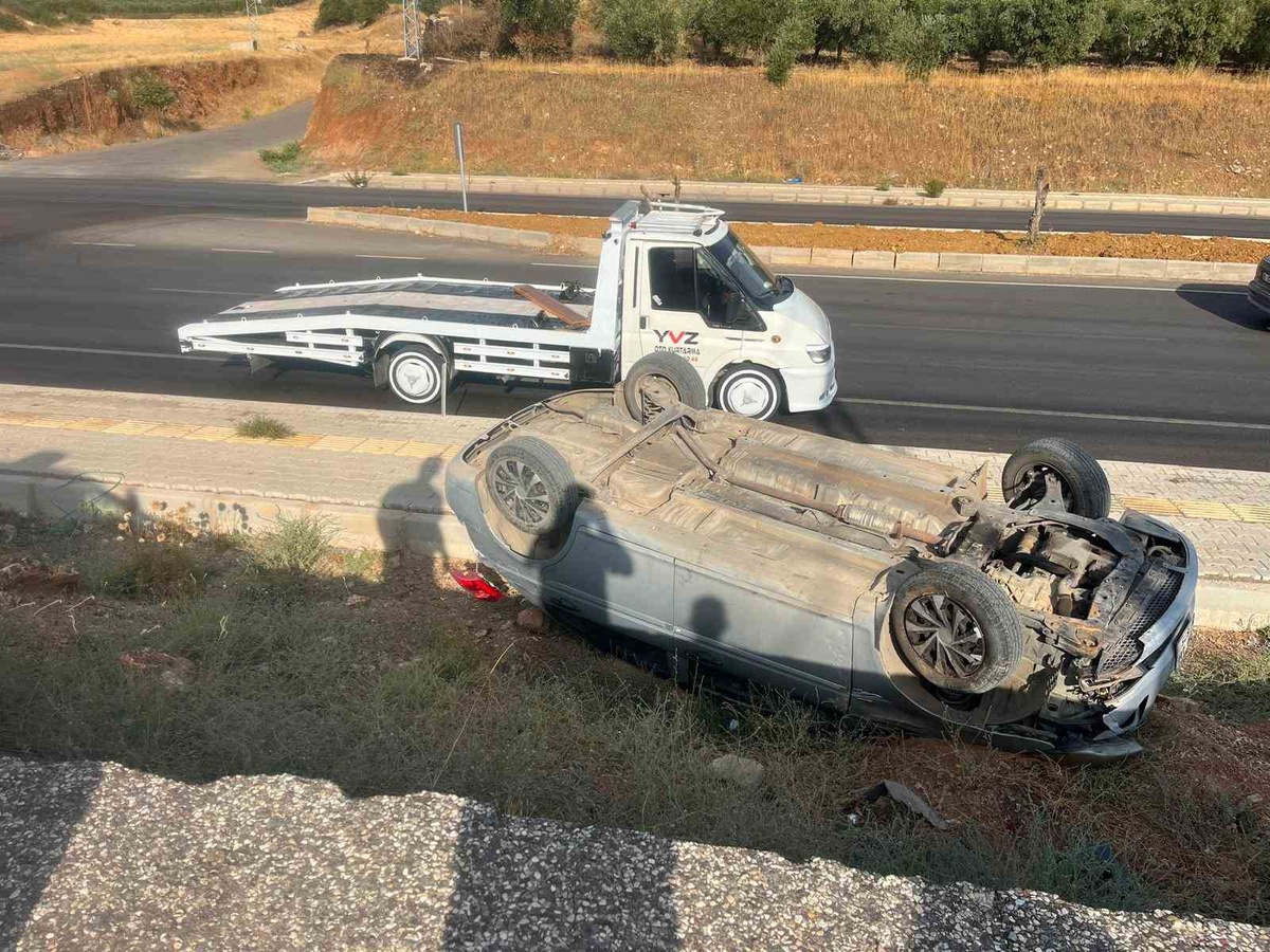 Gaziantep İslahiye'de kontrolden çıkan otomobil ters döndü, sürücü hafif yaralandı