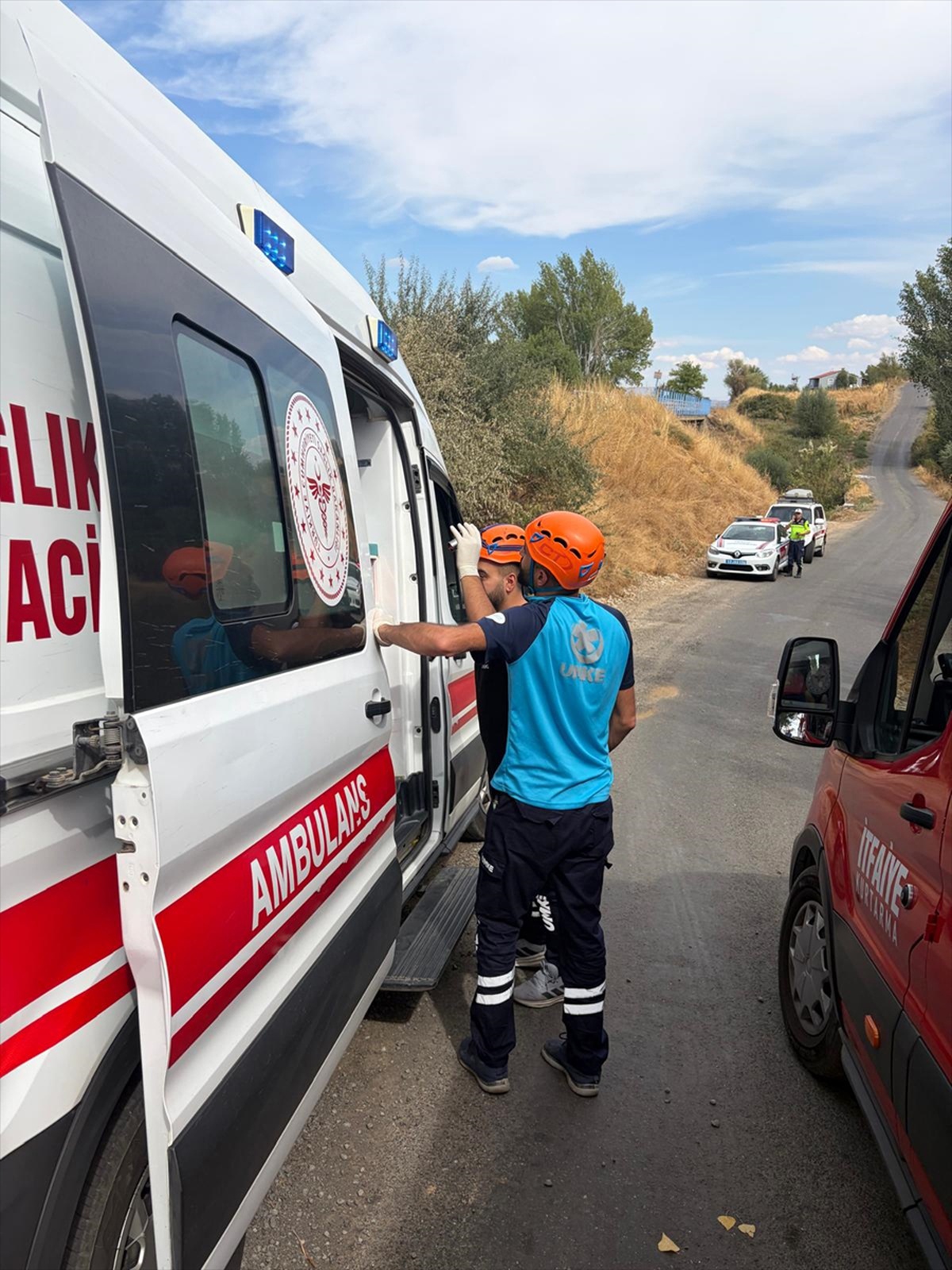 Genç Belediyesine ait panelvan Bingöl Genç'te kontrolden çıktı, 3 kişi yaralandı