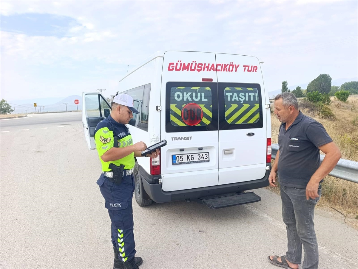 Gümüşhacıköy'de jandarma, okul servislerini öğrenci güvenliği için denetledi